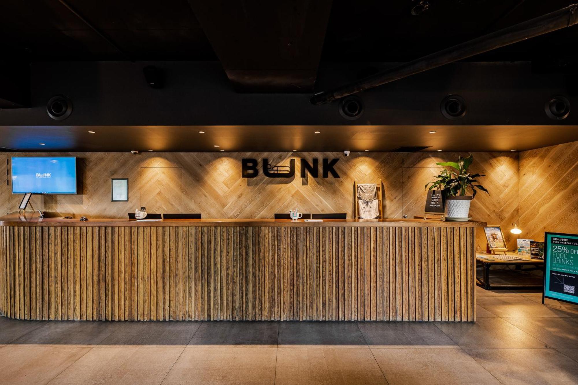 Bunk Surfers Paradise International Backpacker Hostel (Adults Only) Голд-Кост Экстерьер фото