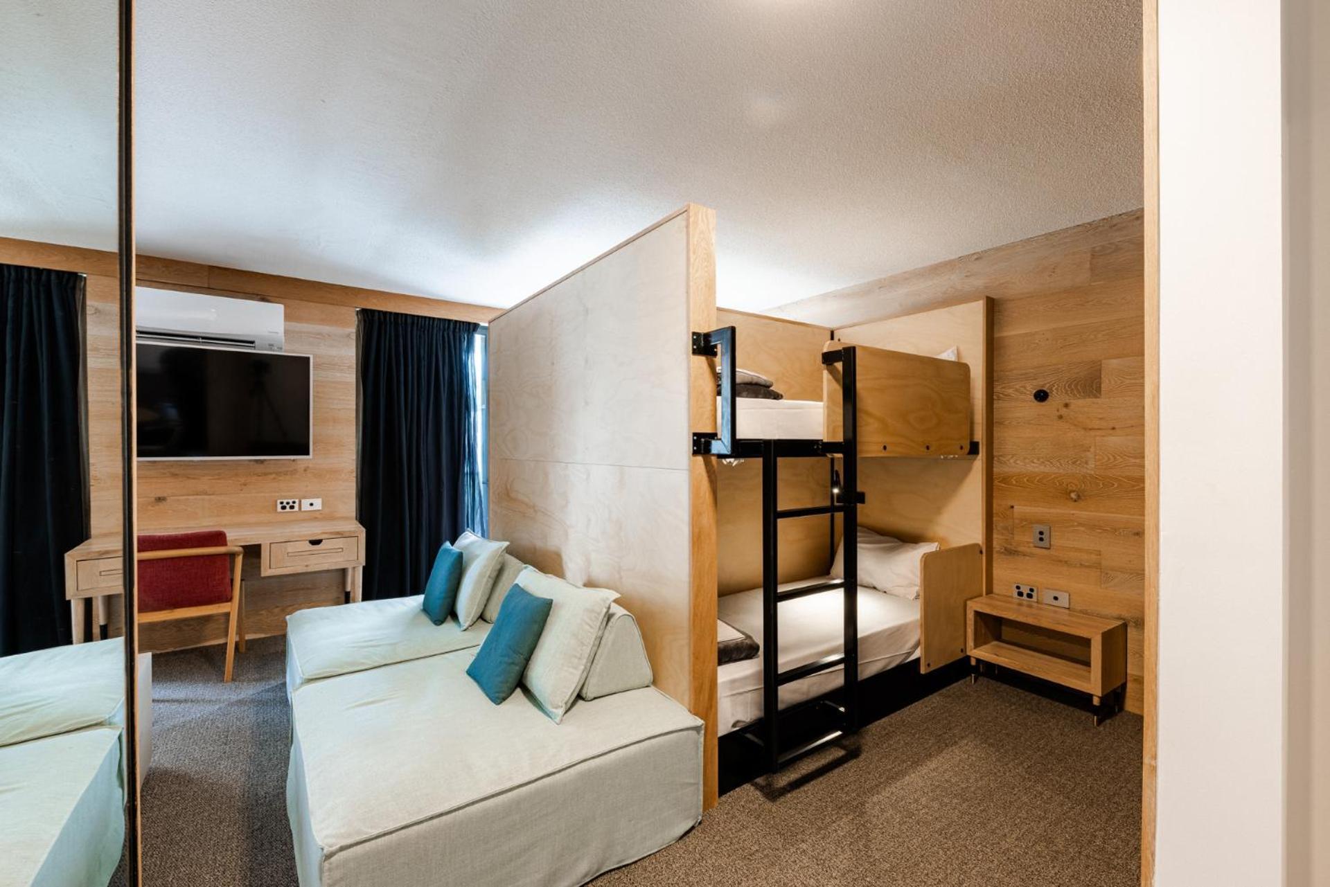 Bunk Surfers Paradise International Backpacker Hostel (Adults Only) Голд-Кост Экстерьер фото