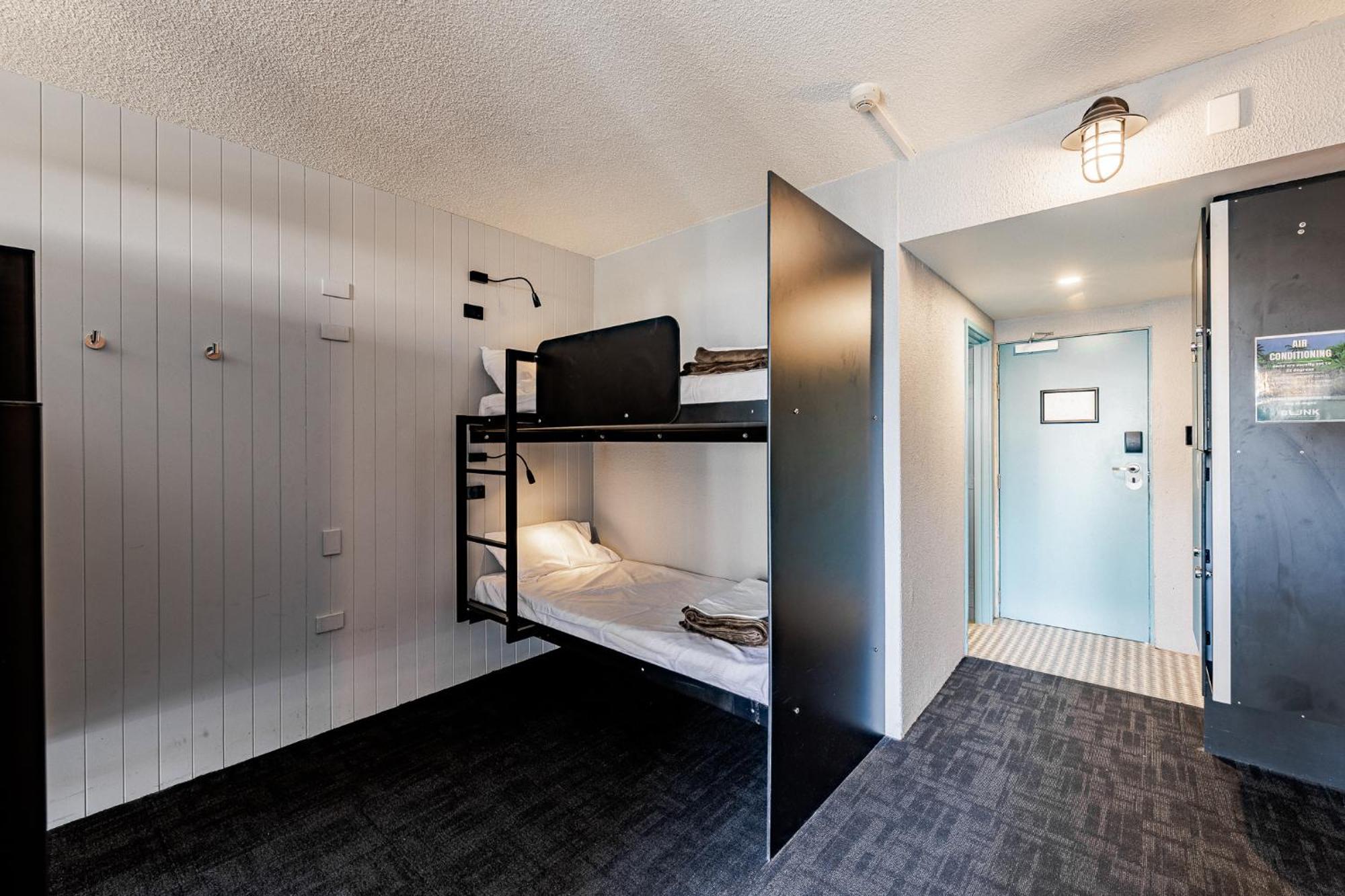 Bunk Surfers Paradise International Backpacker Hostel (Adults Only) Голд-Кост Экстерьер фото